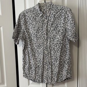 Old Navy Gray Short-Sleeve Floral Button-Down Shirt